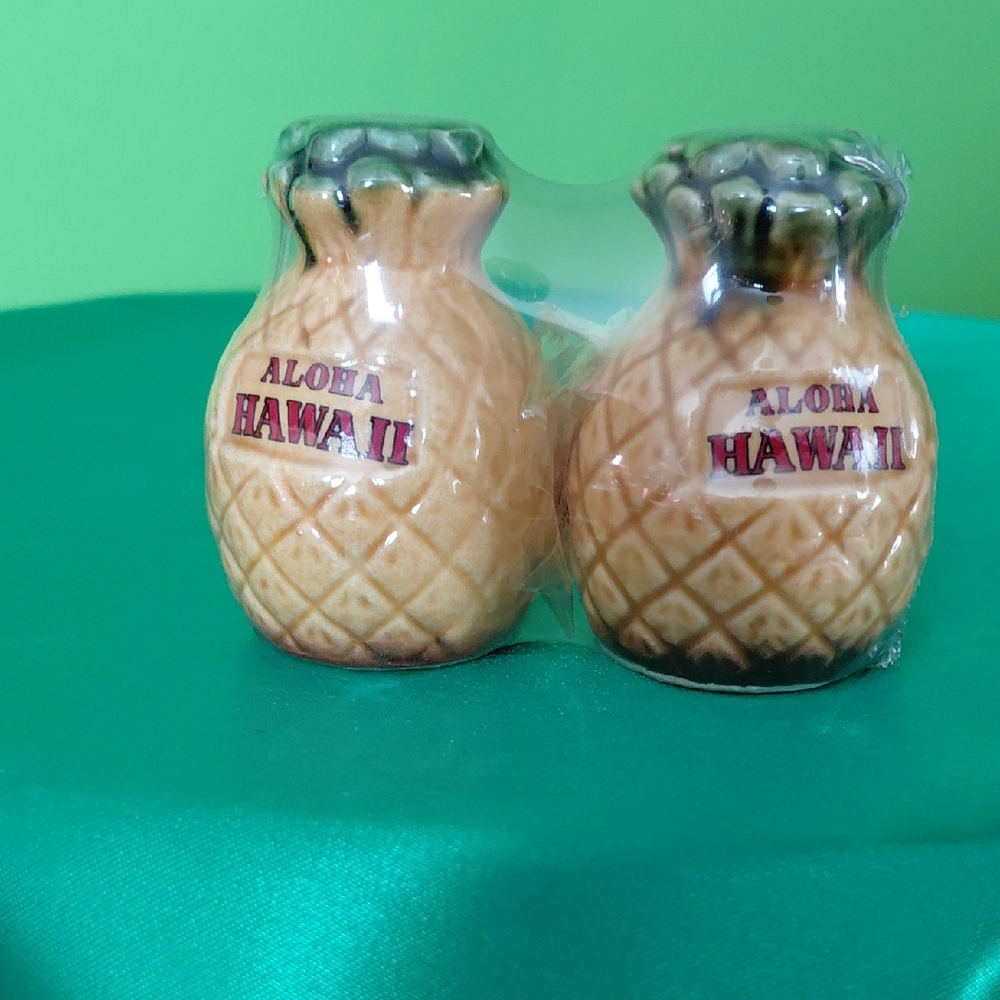 Aloha Hawaii Pineapple Salt and Pepper Shakers, NWOT